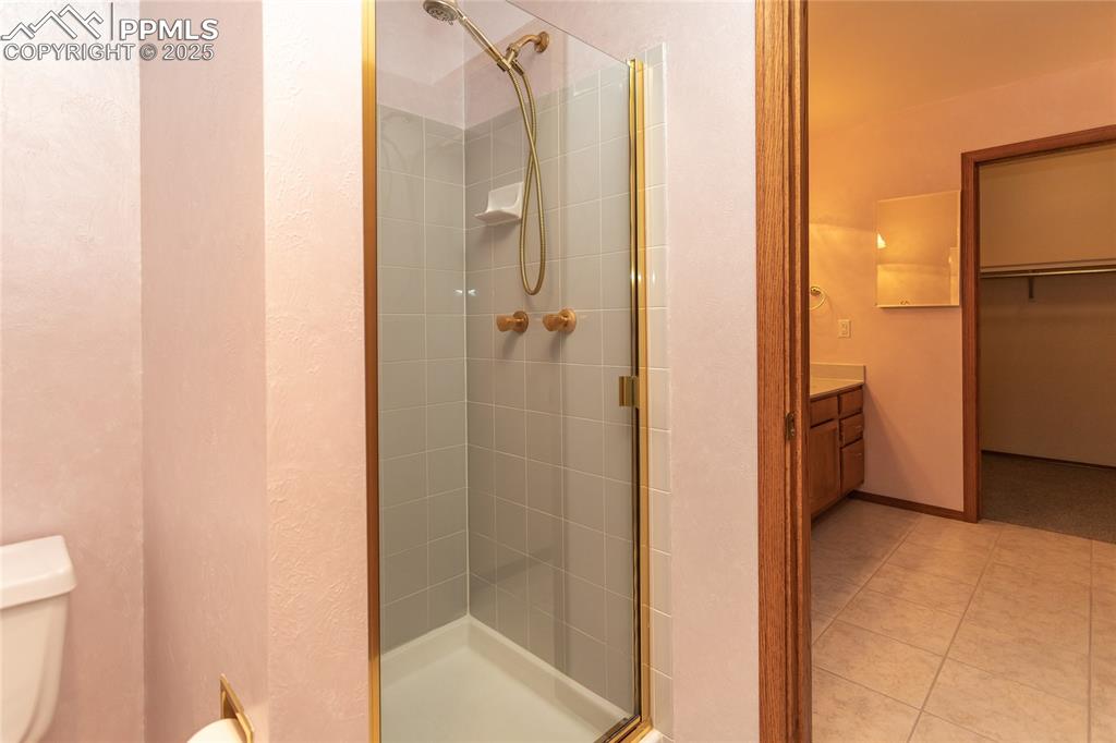 Image 18 of 44: Bathroom