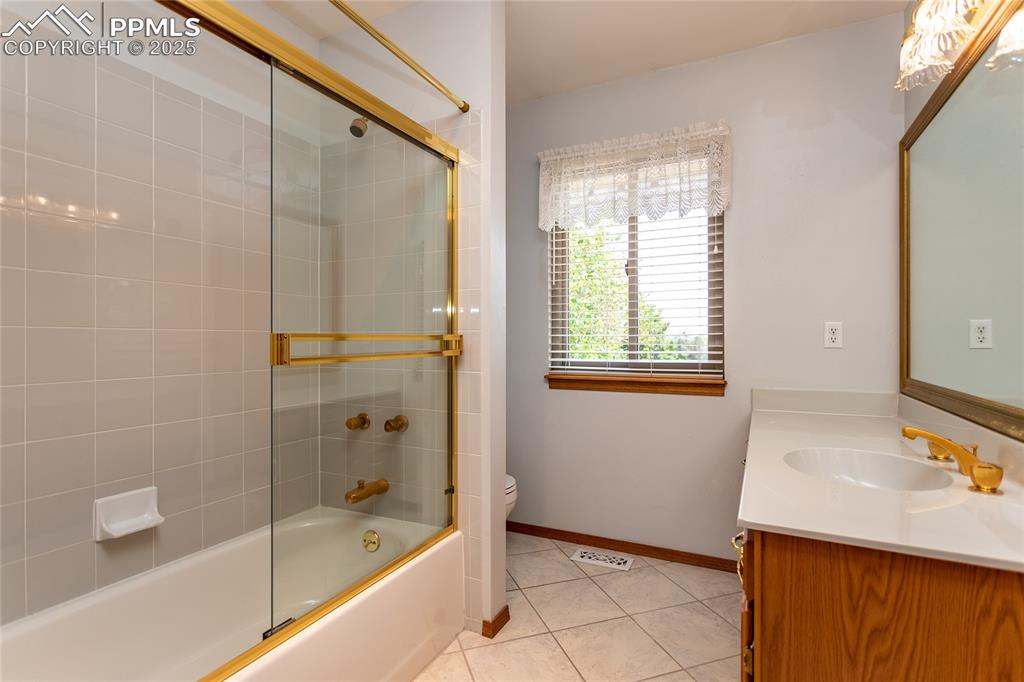 Image 23 of 44: Bathroom