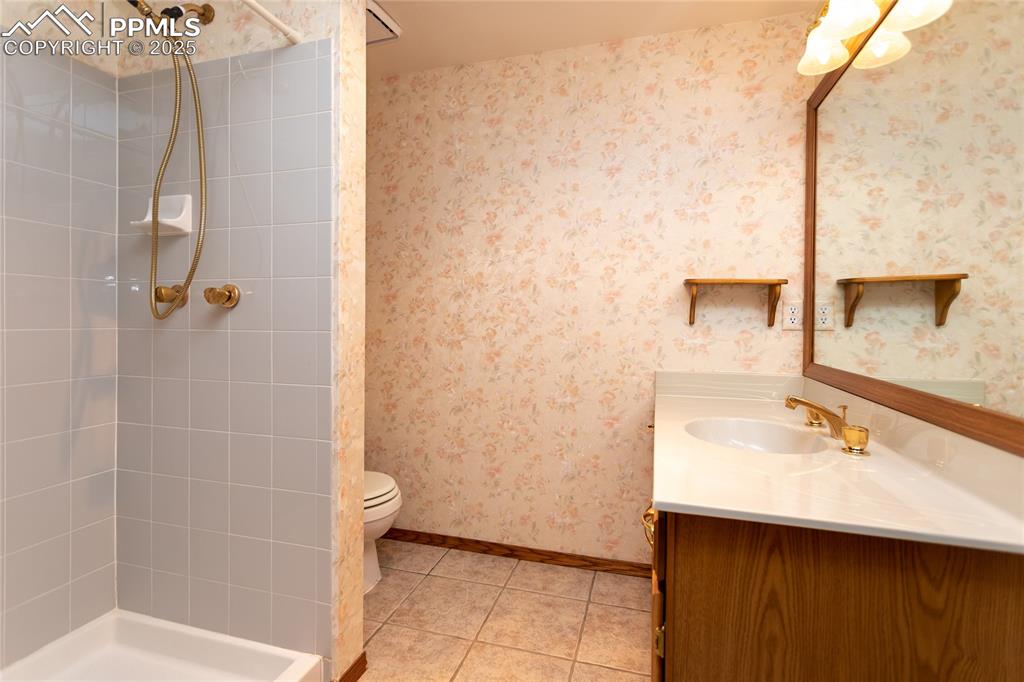 Image 31 of 44: Bathroom