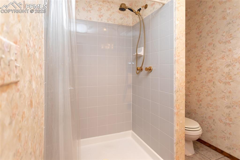 Image 32 of 44: Bathroom