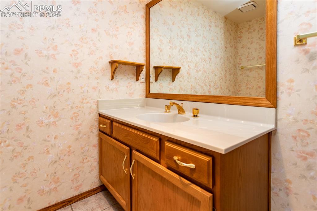 Image 33 of 44: Bathroom