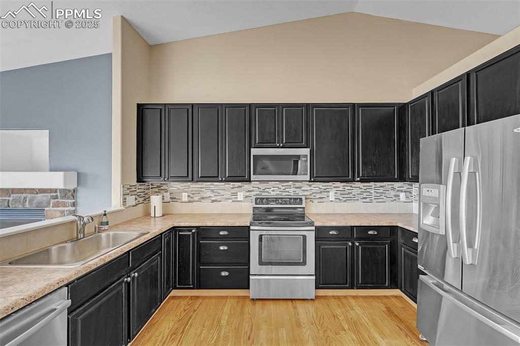 Image 14 of 47: Kitchen