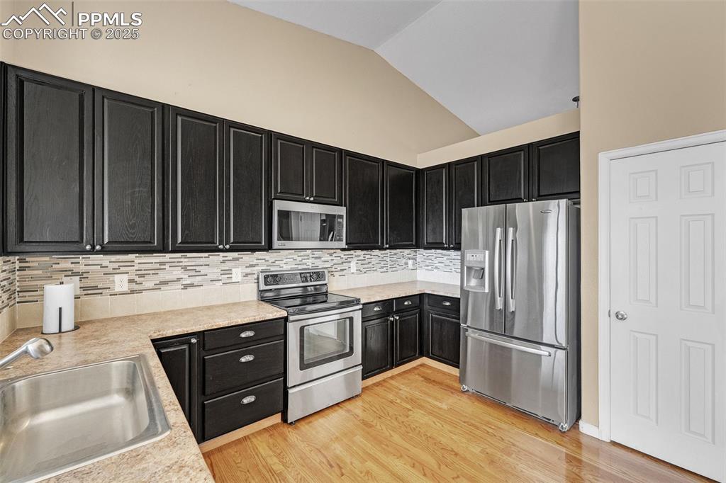 Image 15 of 47: Kitchen