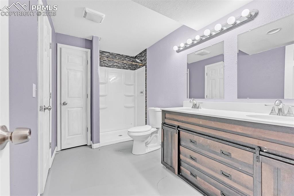 Image 34 of 47: Bathroom