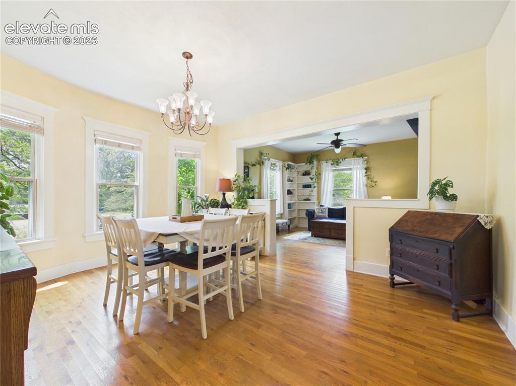 Image 11 of 50: Dining Area