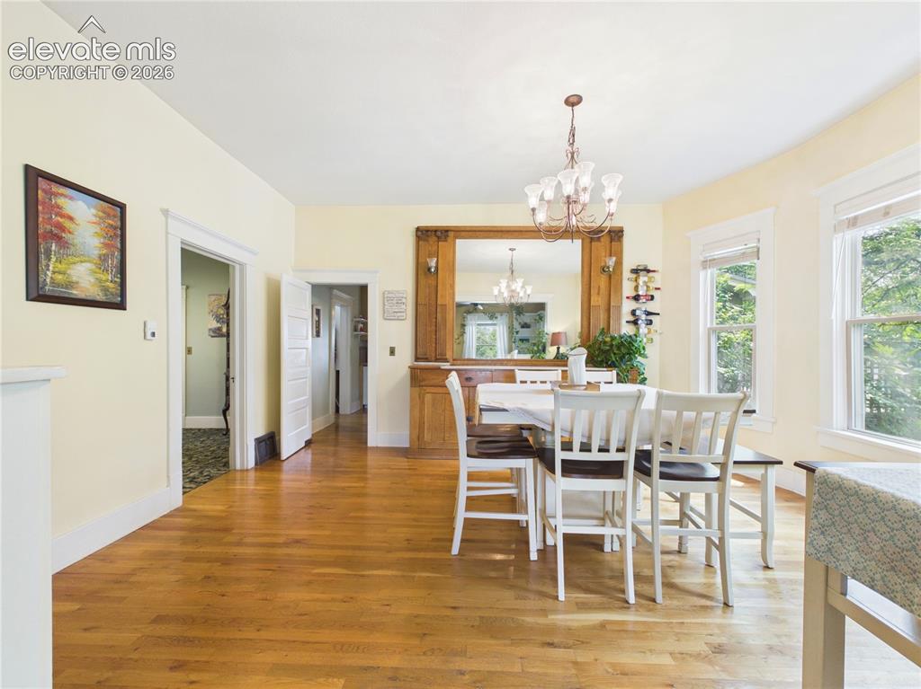 Image 12 of 50: Dining Area