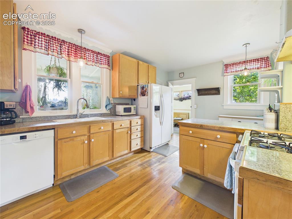 Image 14 of 50: Kitchen