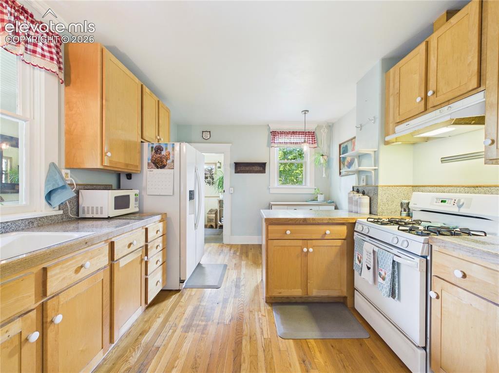 Image 15 of 50: Kitchen