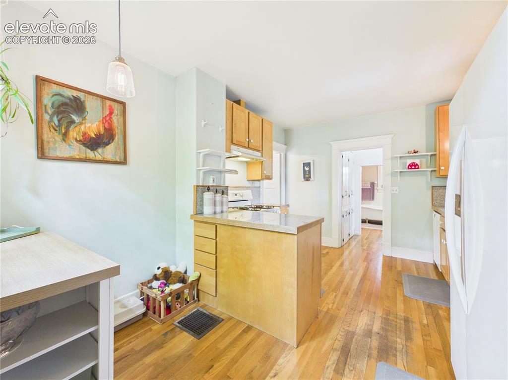 Image 16 of 50: Kitchen