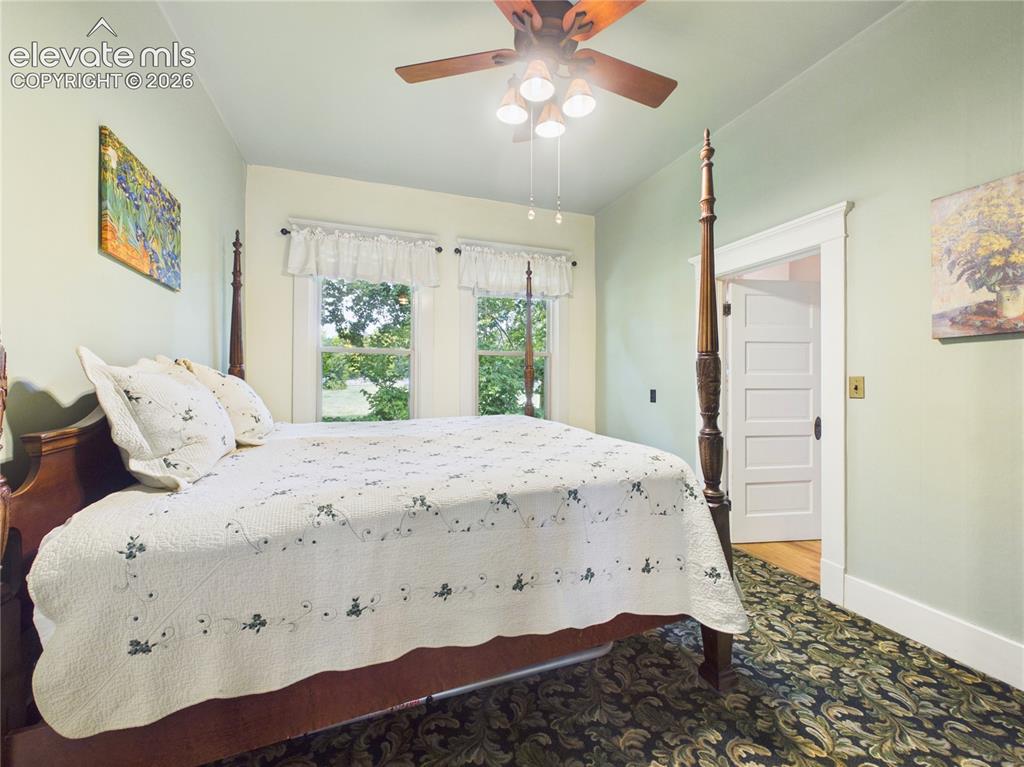Image 18 of 50: Bedroom