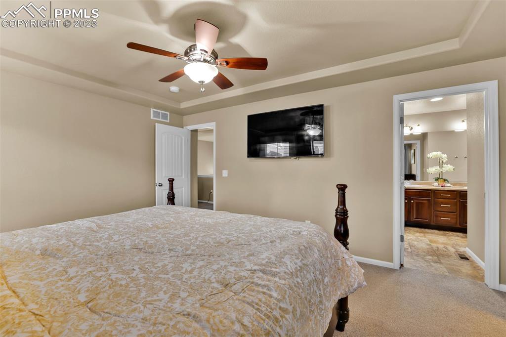 Image 21 of 50: Ceiling fan