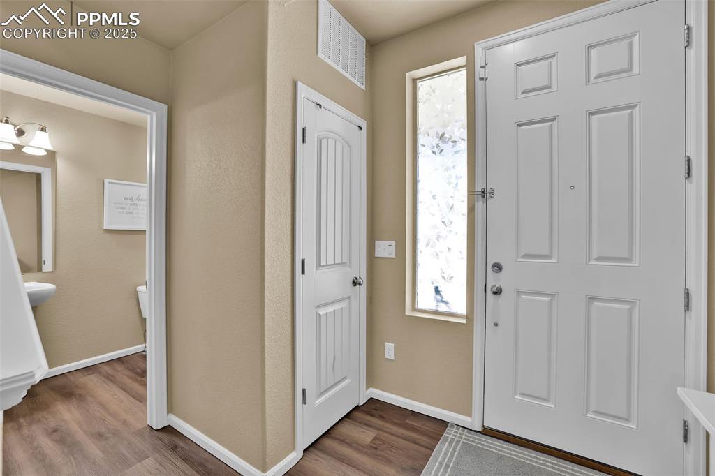 Image 5 of 50: Entryway