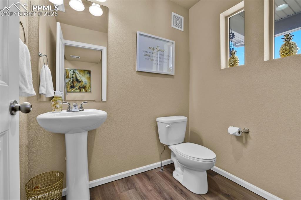 Image 6 of 50: Half bath