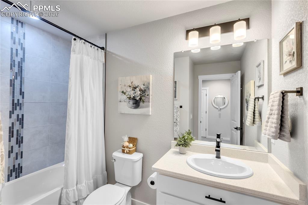 Image 29 of 38: Bathroom