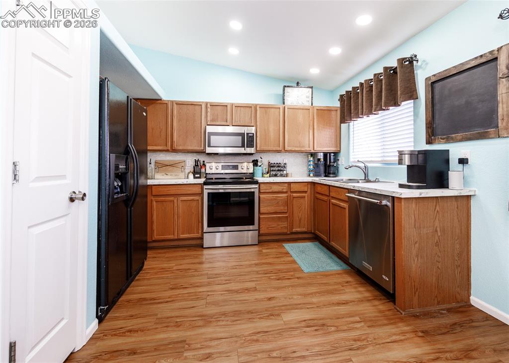 Image 10 of 50: Kitchen