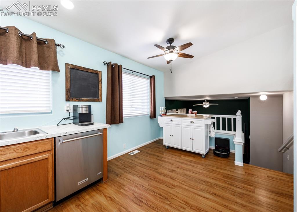 Image 14 of 50: Kitchen