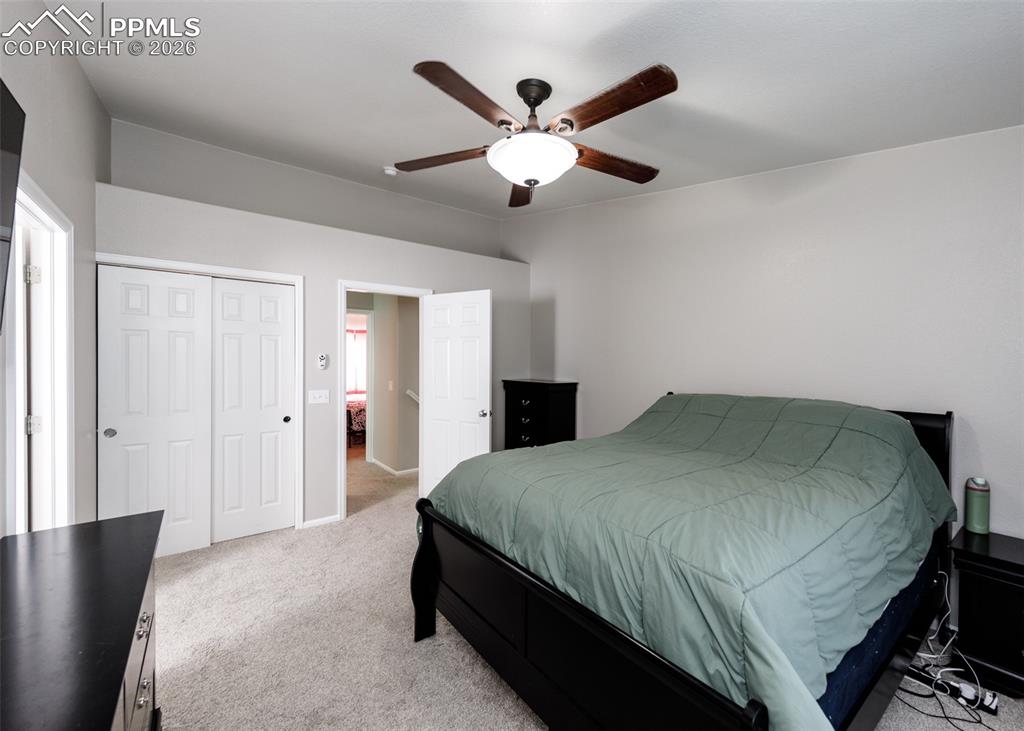 Image 17 of 50: Bedroom