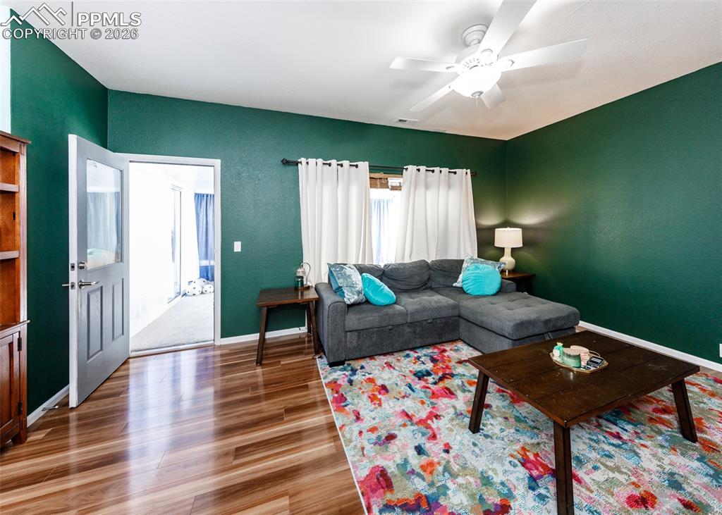 Image 29 of 50: Living Room