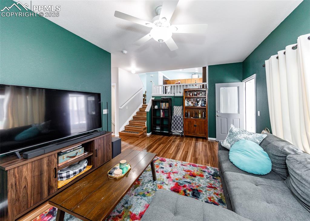 Image 31 of 50: Living Room