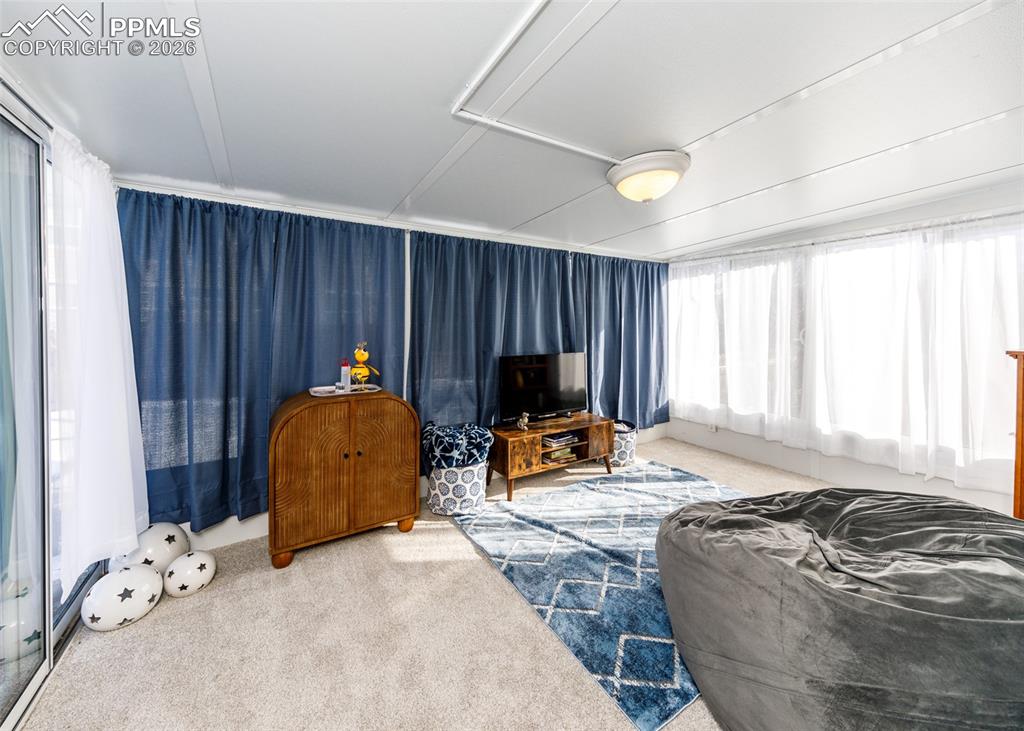 Image 33 of 50: Living Room