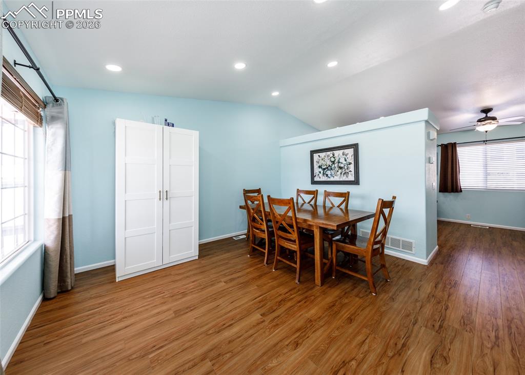 Image 6 of 50: Dining Area