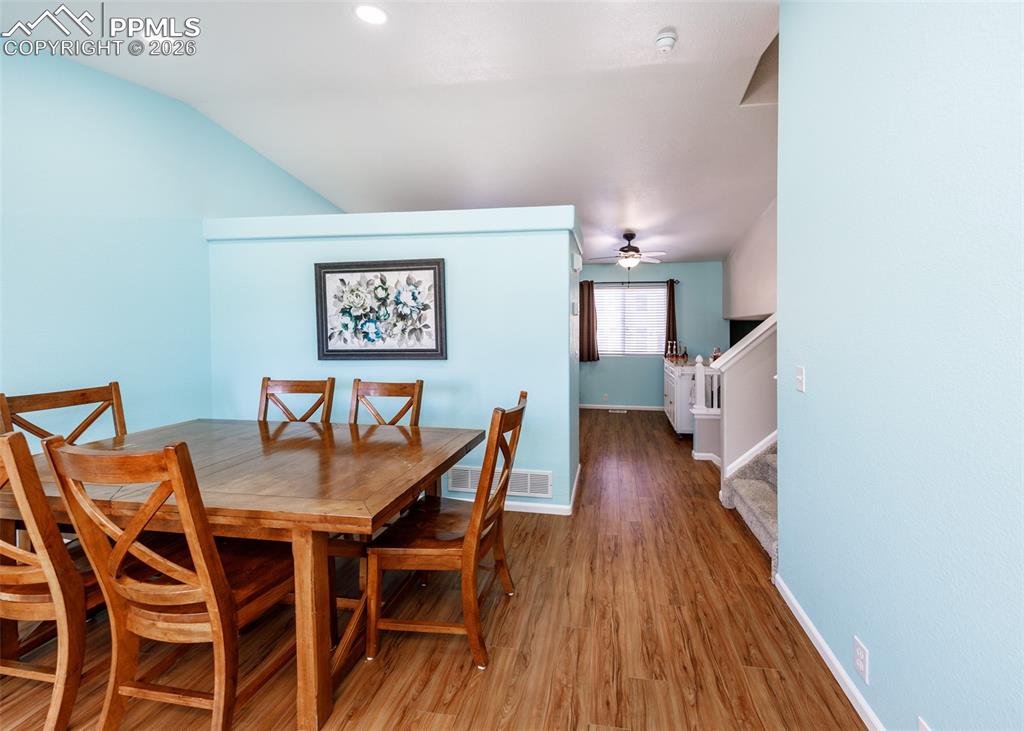 Image 8 of 50: Dining Area