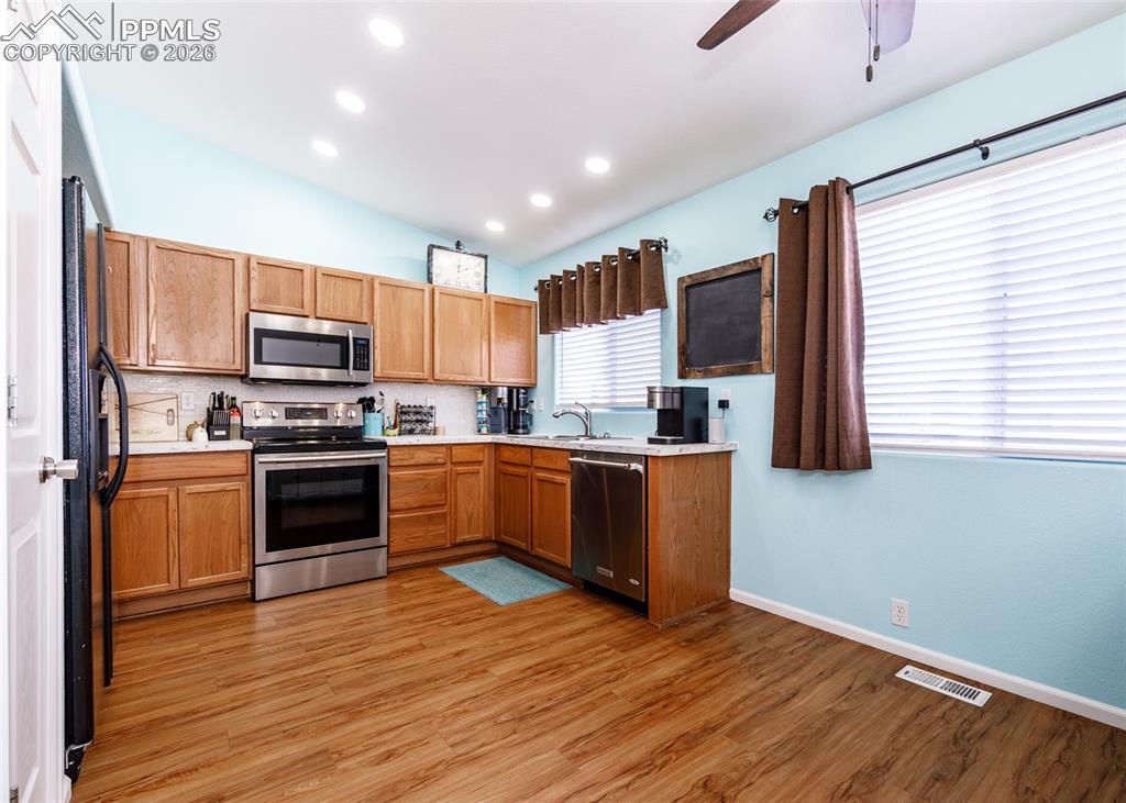 Image 9 of 50: Kitchen