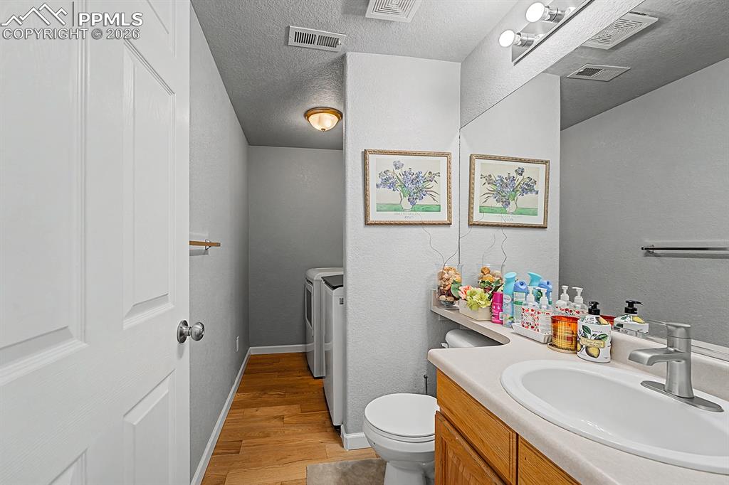 Image 15 of 34: Bathroom