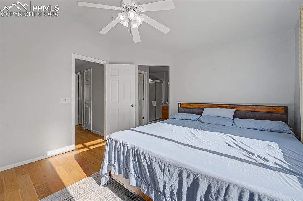 Image 18 of 34: Bedroom