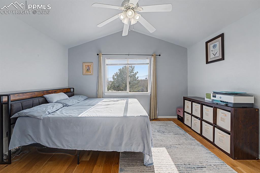 Image 19 of 34: Bedroom