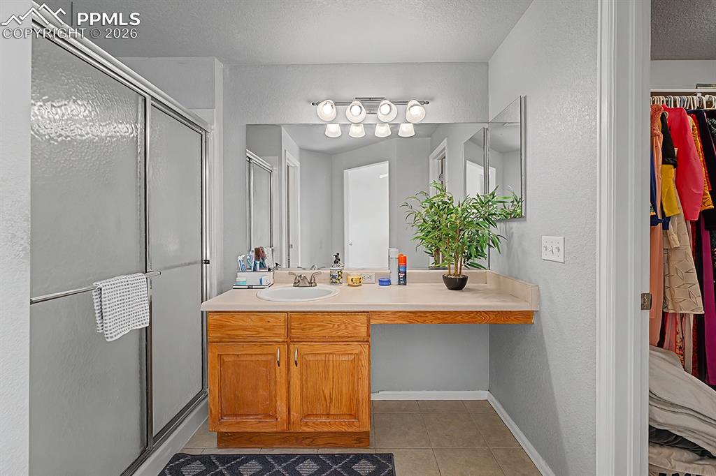 Image 21 of 34: Bathroom