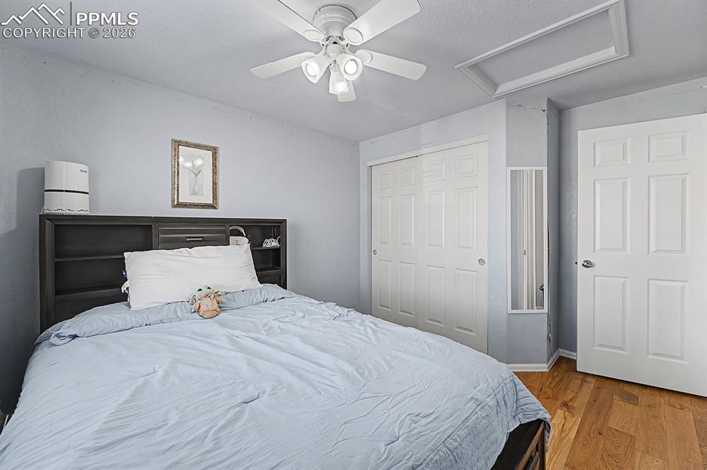 Image 25 of 34: Bedroom