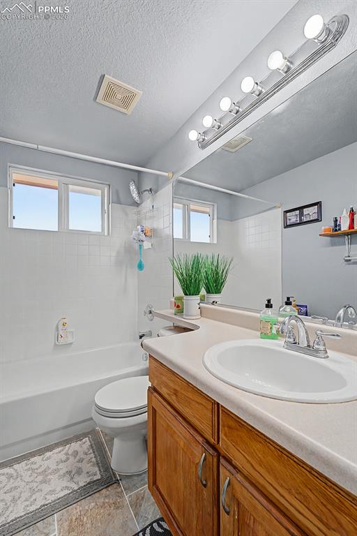 Image 28 of 34: Bathroom