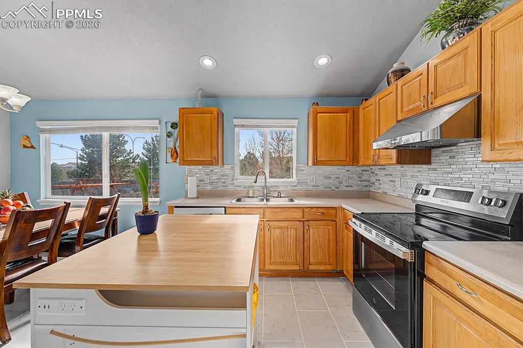 Image 7 of 34: Kitchen