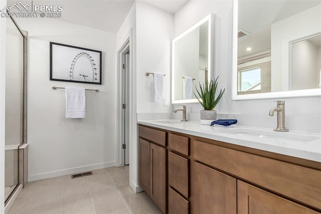 Image 18 of 30: Bathroom