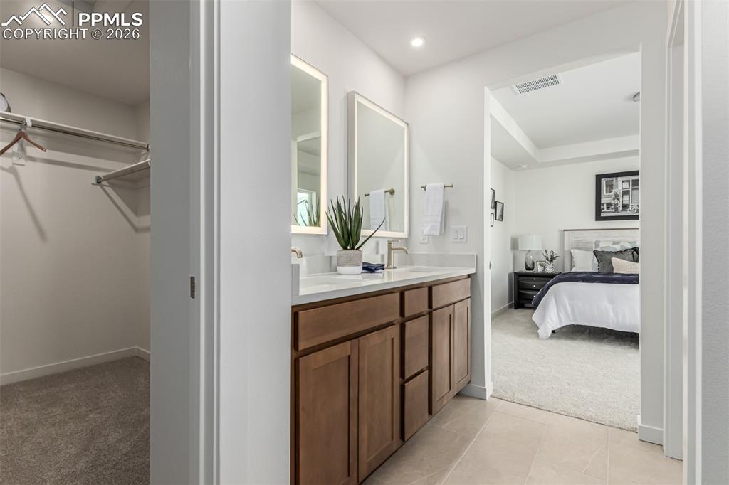 Image 19 of 30: Bathroom