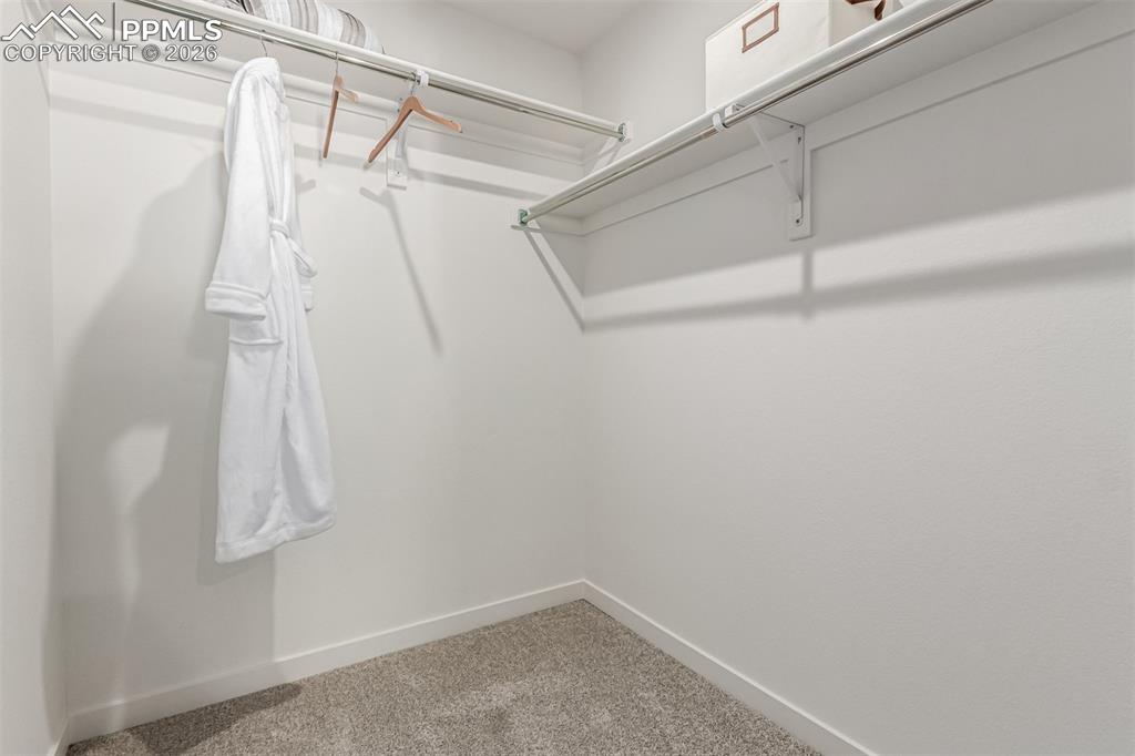 Image 20 of 30: Closet