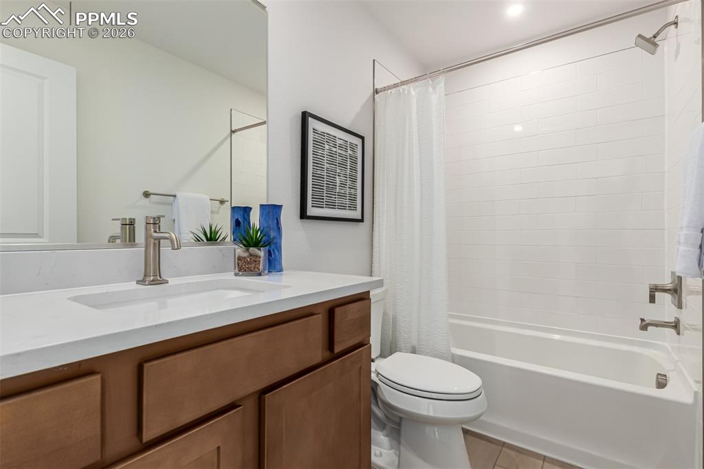 Image 25 of 30: Bathroom