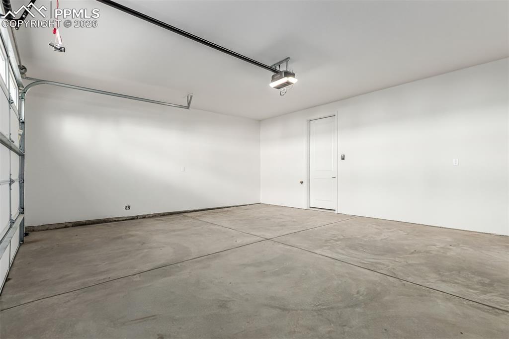 Image 26 of 30: Garage