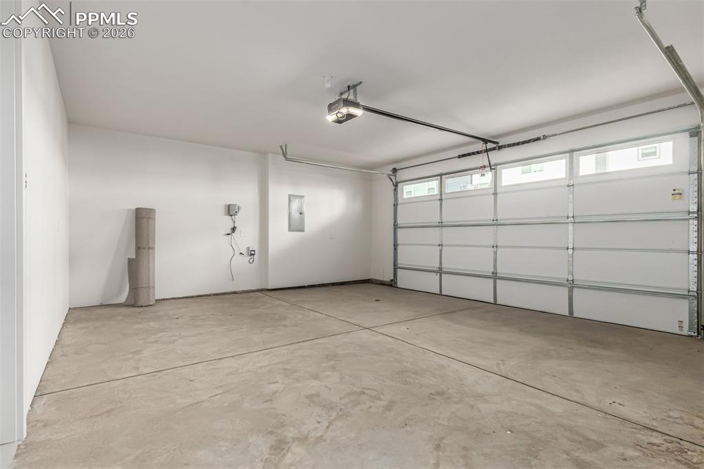 Image 27 of 30: Garage