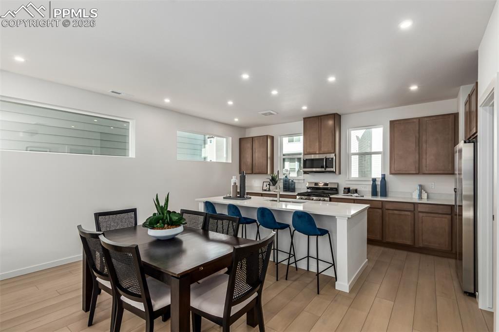 Image 8 of 30: Dining Area