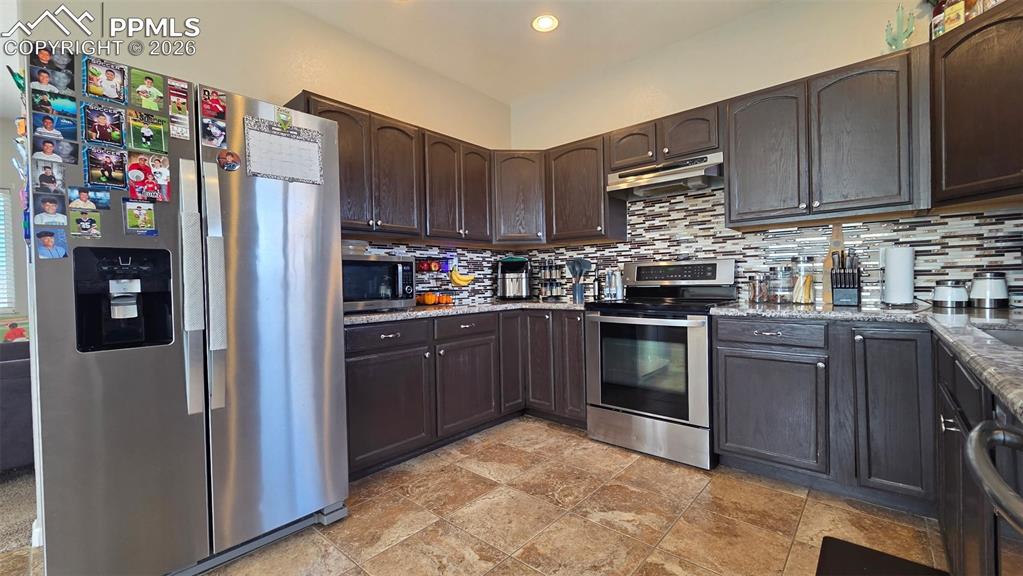 Image 23 of 29: Kitchen