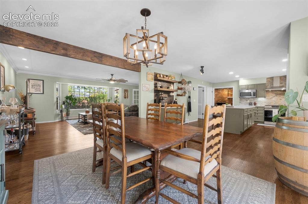 Image 10 of 50: Kitchen