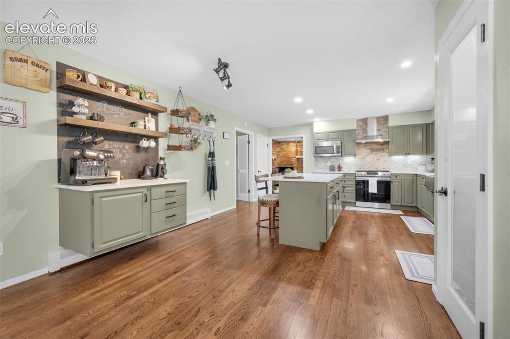 Image 6 of 50: Kitchen