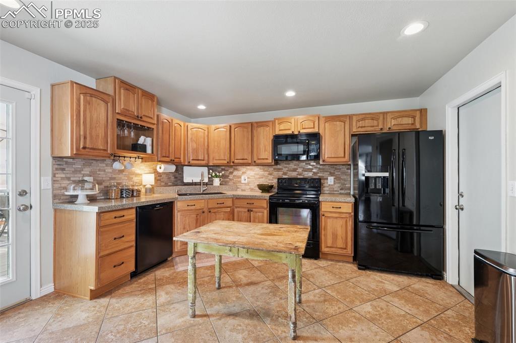 Image 11 of 36: Kitchen