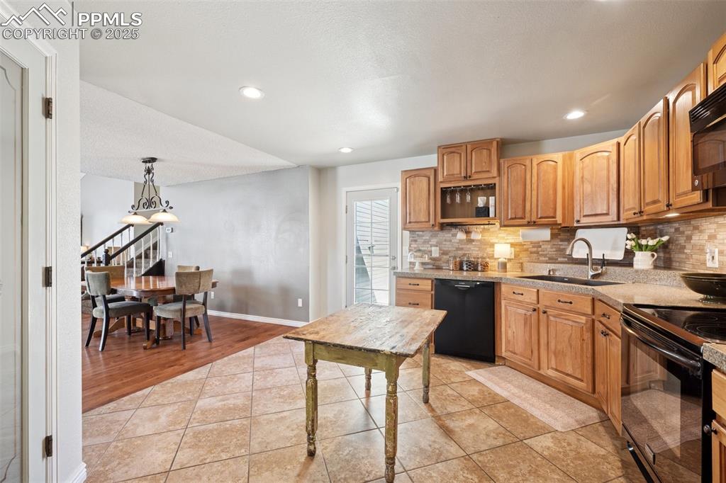 Image 13 of 36: Kitchen