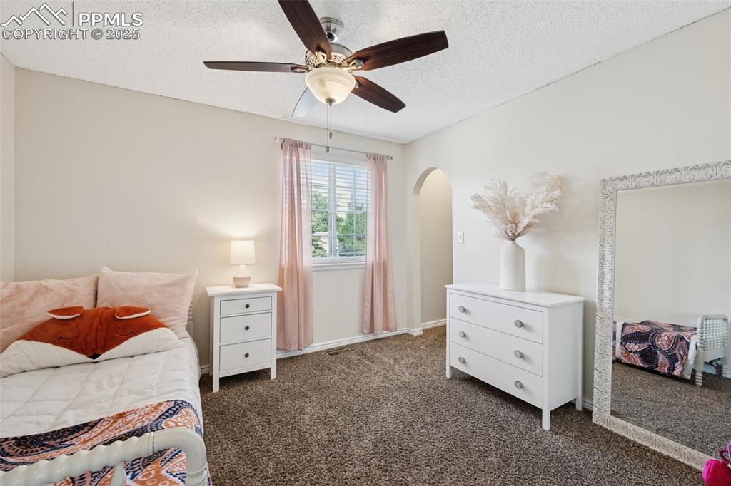 Image 18 of 36: Bedroom