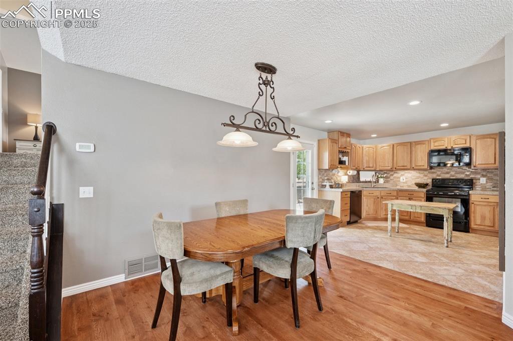 Image 3 of 36: Dining Area