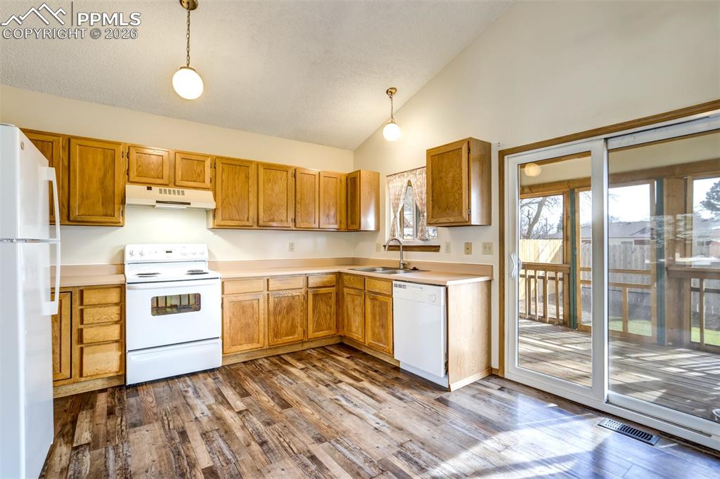 Image 11 of 50: Kitchen