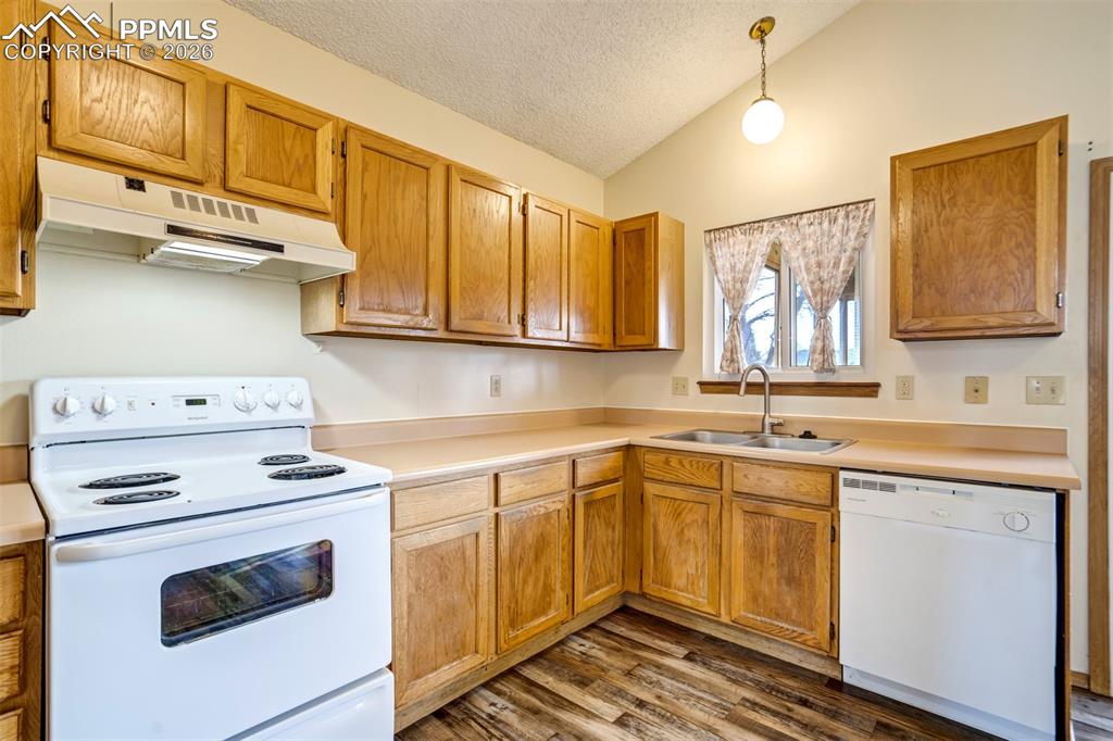 Image 13 of 50: Kitchen